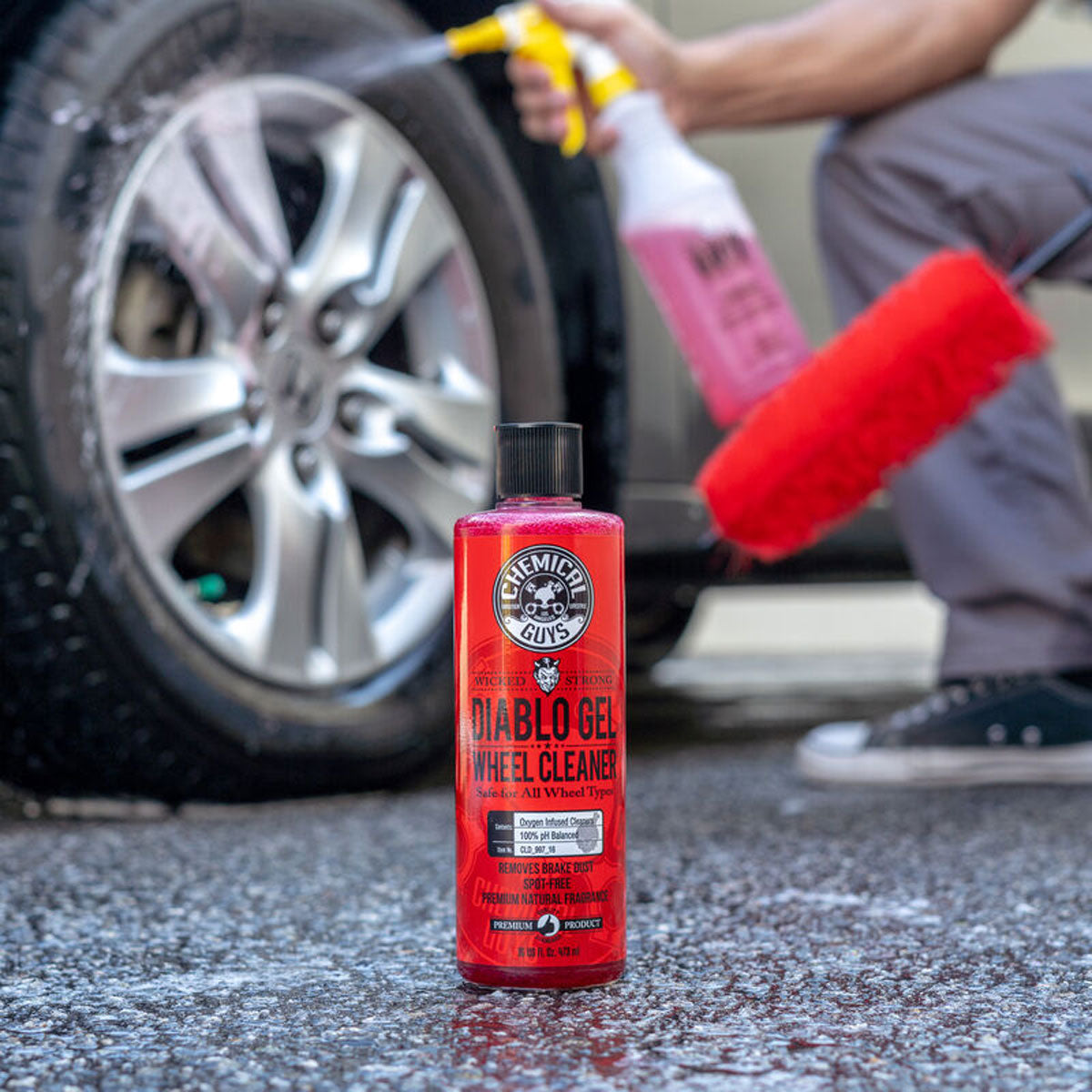 Chemical Guys Diablo Gel Wheel & Rim Cleaner Concentrated: Tough on dirt, pH-neutral on alloys & rims! - in action 