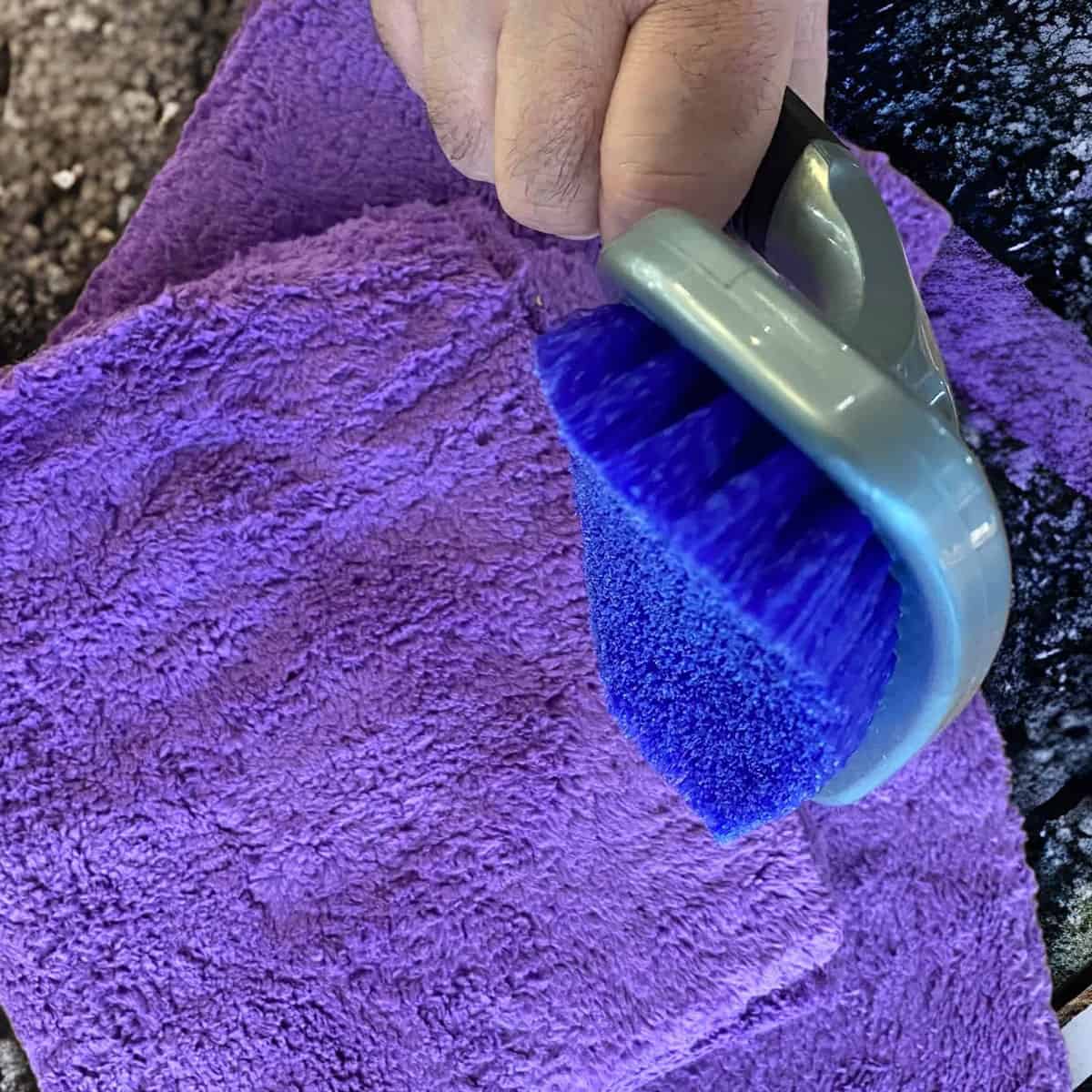 Chemical Guys Curved Tyre Brush with towel